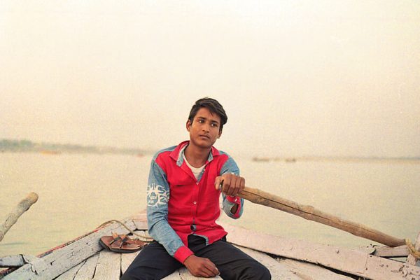 INDIA, VARNASI, BOAT, BOY ON A BOAT, CHIARA BONETTI, TRAVEL_2